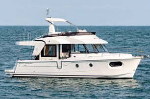 Swift Trawler 41 Fly motor yacht at anchor