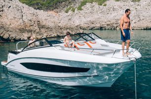 Beneteau-Flyer-range-10-lifestyle-at-anchor