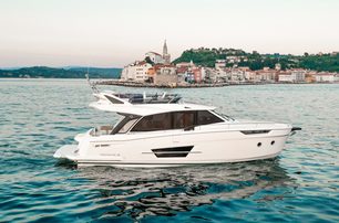 Greenline 45 Fly motor yacht under way