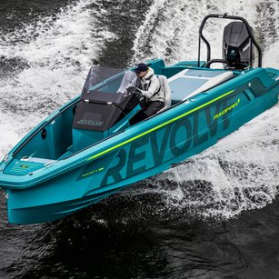 Axopar Revolve XXII