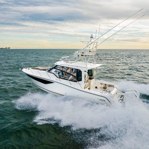 Boston Whaler 365 Conquest