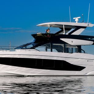 Cruisers Yachts  57 FLY