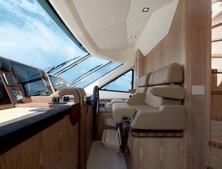 Monte Carlo Yachts MCY 86, Helm Station