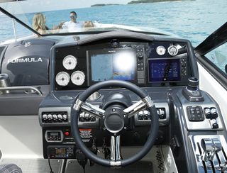 Formula 350 Crossover Bowrider, Helm Station