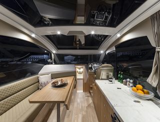 Galeon 370 HTC, Interior