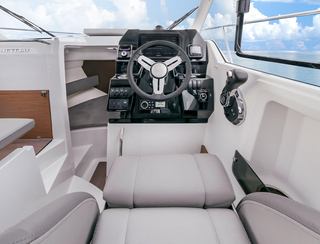 Beneteau Yachts Antares 8 , Helm Station