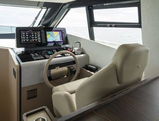 Ferretti 500, Helm Station