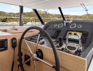 Beneteau Swift Trawler 47, Helm Station