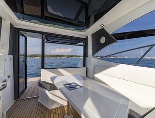 Galeon 365 HTS, Deck Area