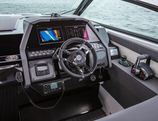 Cruisers 34 GLS OB, Helm Station