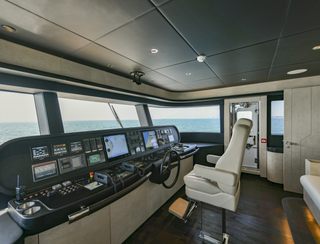 Gulf Craft Majesty 120, Helm Station