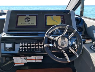 Cruisers 42 GLS OB, Helm Station