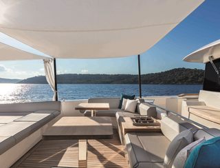 Custom Line Navetta 42, Deck Area