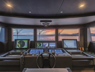 Custom Line Navetta 42, Helm Station