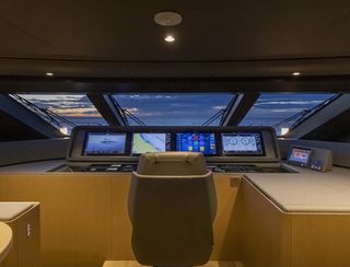 Ferretti 1000, Helm Station