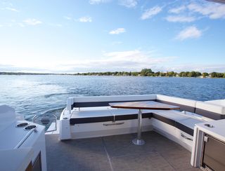 Cruisers 46 Cantius, Deck Area