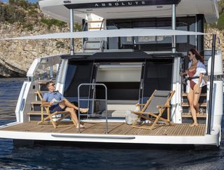 Absolute Navetta 64, Beach Club