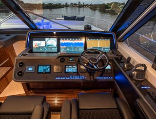 Riviera 6800 Sport Yacht Platinum Edition, Helm Station