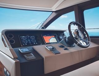 Azimut 50 Gen 2, Helm Station