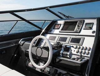 Riva 63&#039; Virtus, Helm Station