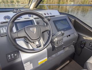 Fairline Targa 45 GT, Helm Station