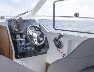 Beneteau Yachts Antares 8 Fishing , Helm Station