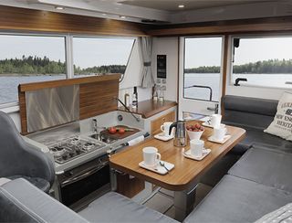 Sargo 33 Explorer, Interior