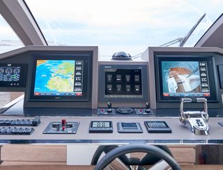 Astondoa 66 Flybridge Gen 1, Helm Station