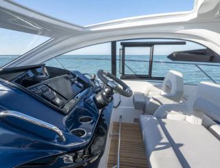 Beneteau Gran Turismo 41, Helm Station