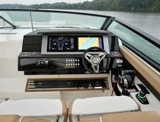 Sea Ray SLX 400, Helm Station