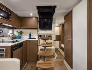 Sea Ray Sundancer 350 Coupe, Interior