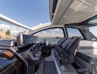 Galeon 375 GTO, Helm Station