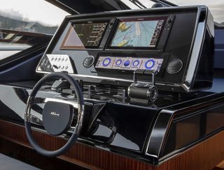 Riva 66&#039; Ribelle, Helm Station