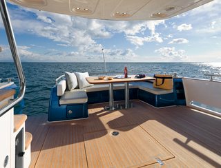 Azimut Magellano 50, Deck Area