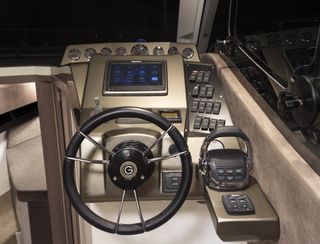 Galeon 310 HTC, Helm Station