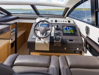 Fairline Targa 48 GT Gen 2, Helm Station