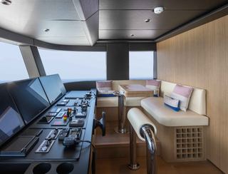 Gulf Craft Majesty 111, Helm Station