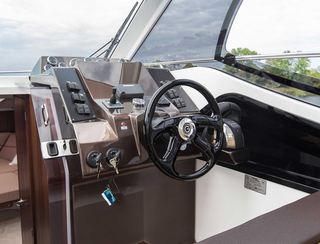 Galeon 305 HTS, Helm Station