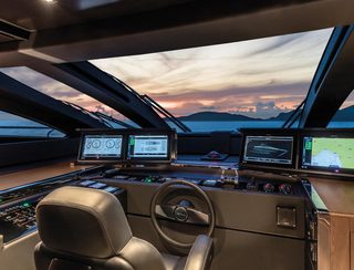 Riva 90&#039; Argo, Helm Station