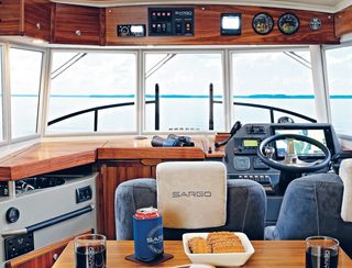 Sargo 36 Explorer, Helm Station