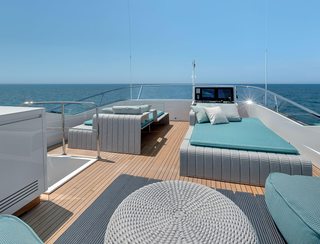 Mangusta 110, Fly Deck/Sportdeck