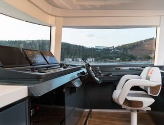 Sirena 78 Enclosed, Helm Station