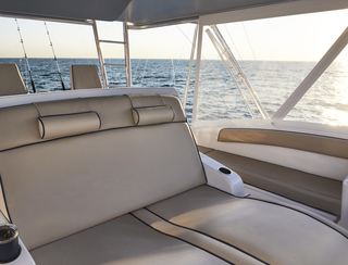 Hatteras GT59, Deck Area