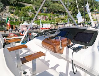 Bertram 35 Flybridge, Helm Station