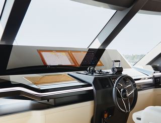 Azimut Grande Trideck, Helm Station