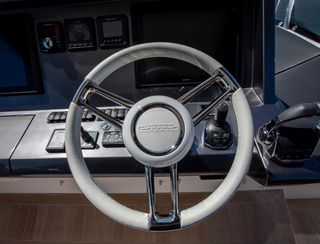 Pearl 65 Mk2, Helm Station