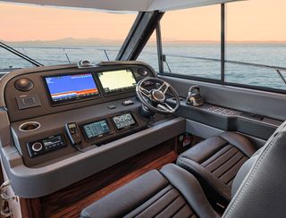 Riviera 465 SUV, Helm Station