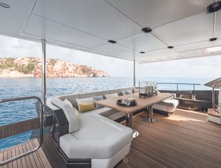 Azimut Grande 27M, Deck Area