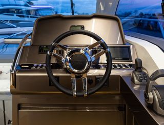 Galeon 405 HTS, Helm Station