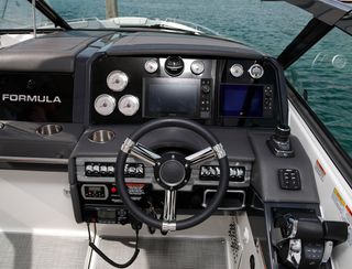 Formula 330 Crossover Bowrider, Helm Station